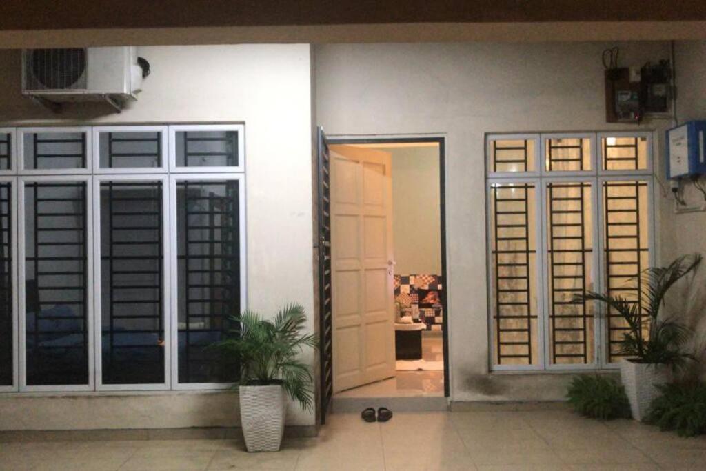 Terrace House Near Stulang Laut Ciq Midvalley Ksl For 7Pax Johor Bahru Esterno foto